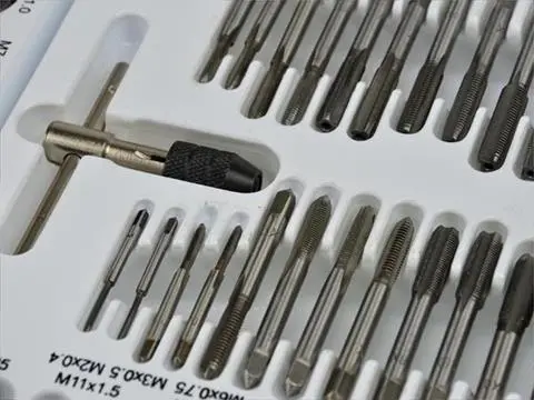 GEKO G38300 Závitníky a očka sada 110ks Závitník závitořezné nástroje sada