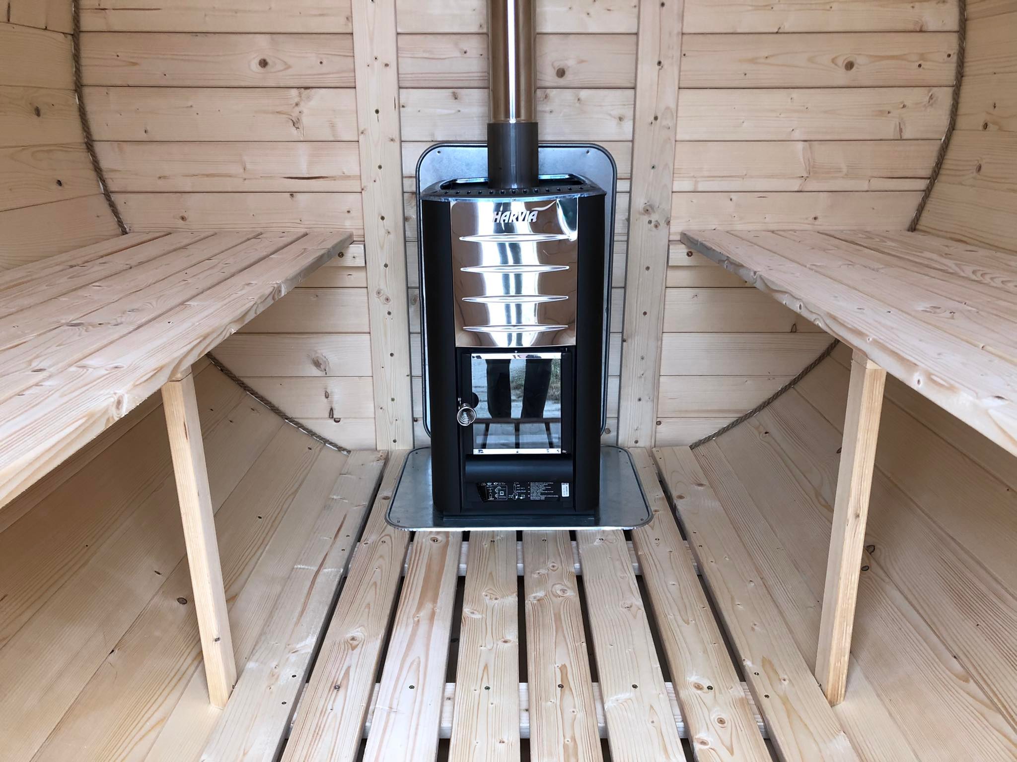 SD-330 Dřevěná sudová sauna 3,3m x 2,2m s příslušenstvím smrk