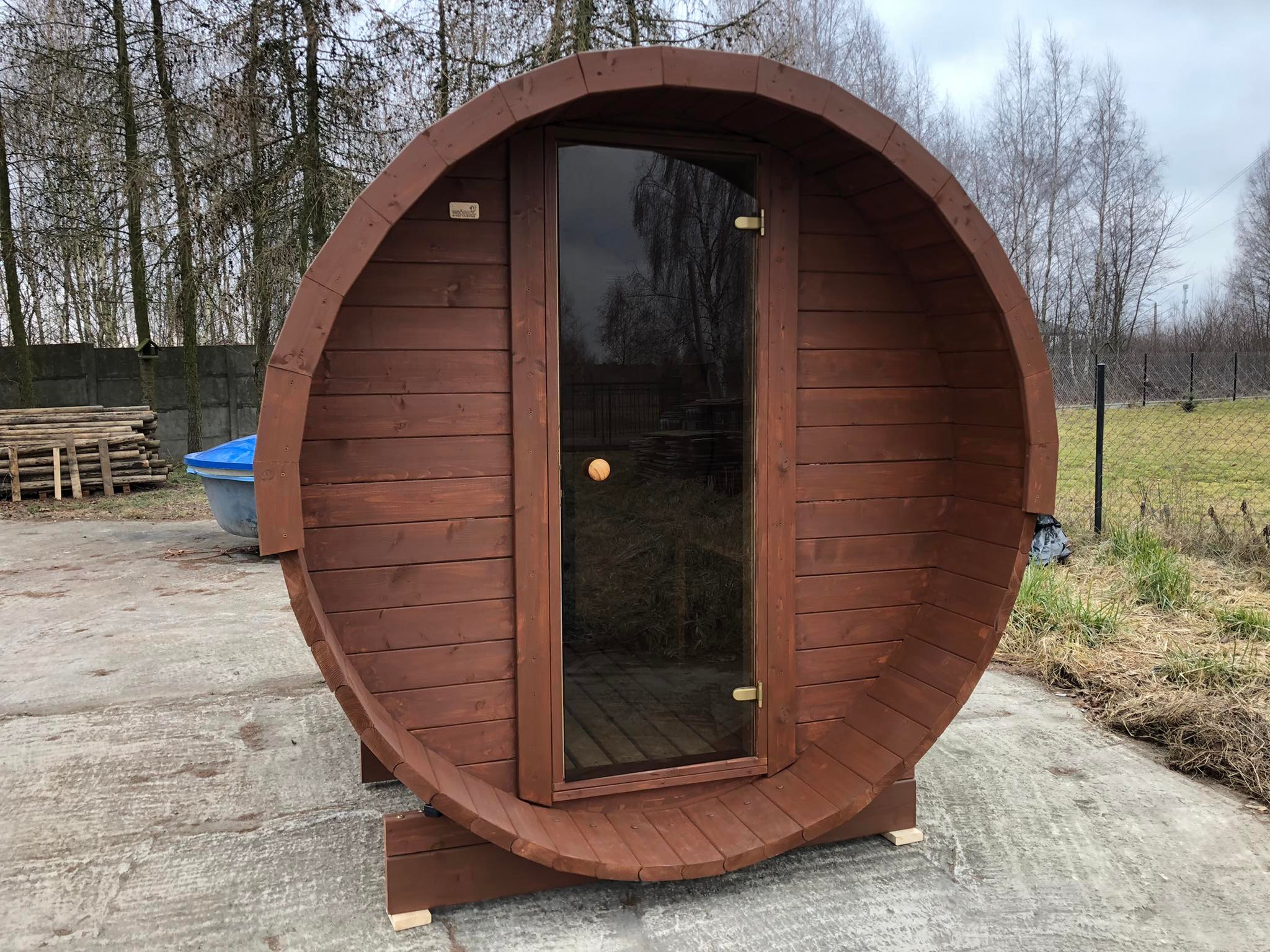 SD-250 Dřevěná sudová sauna 2,5m x 2,2m s příslušenstvím smrk