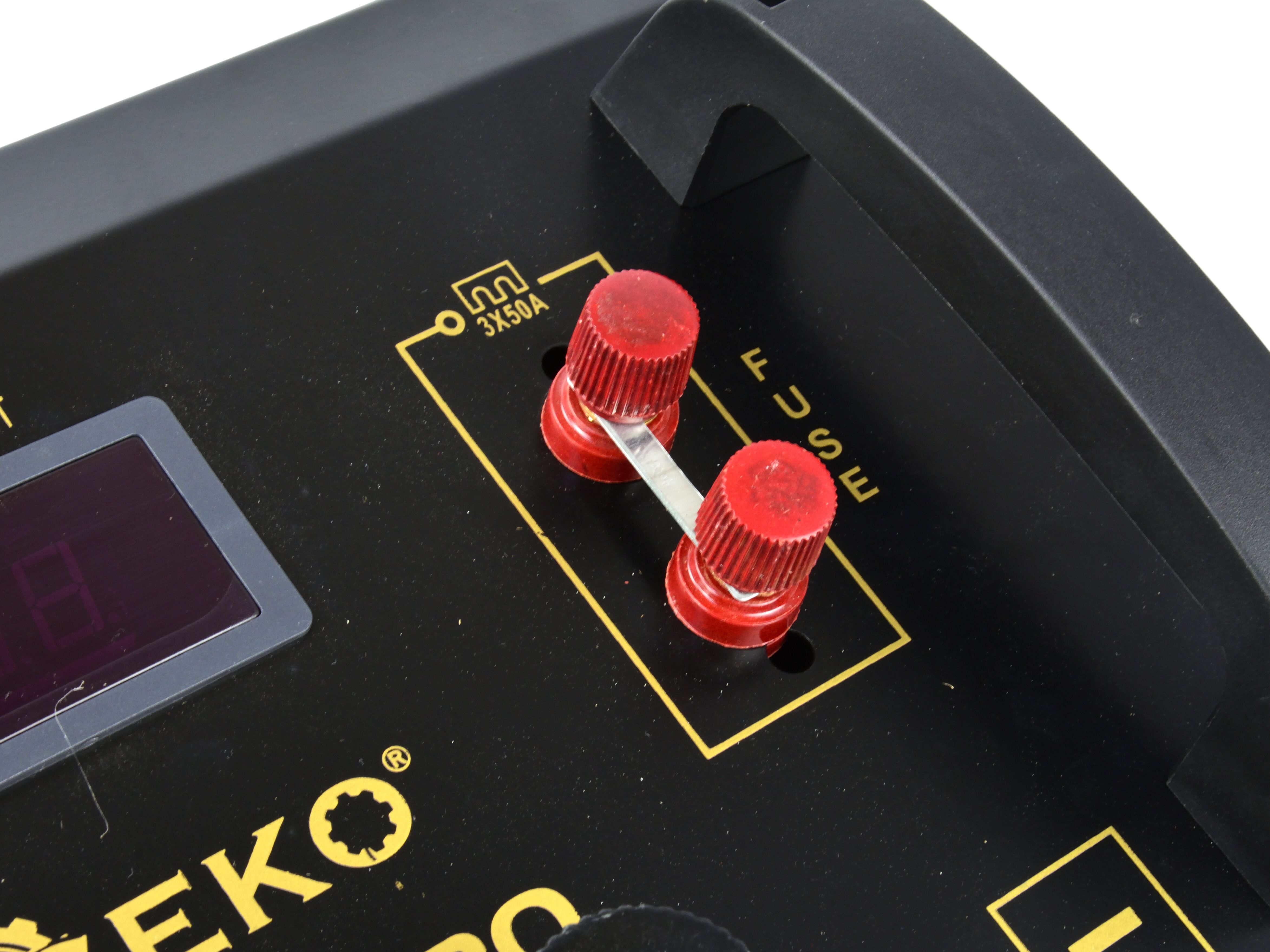 GEKO G80026 Class 630 Autonabíječka startovací vozík se startem 550A 12V/24V