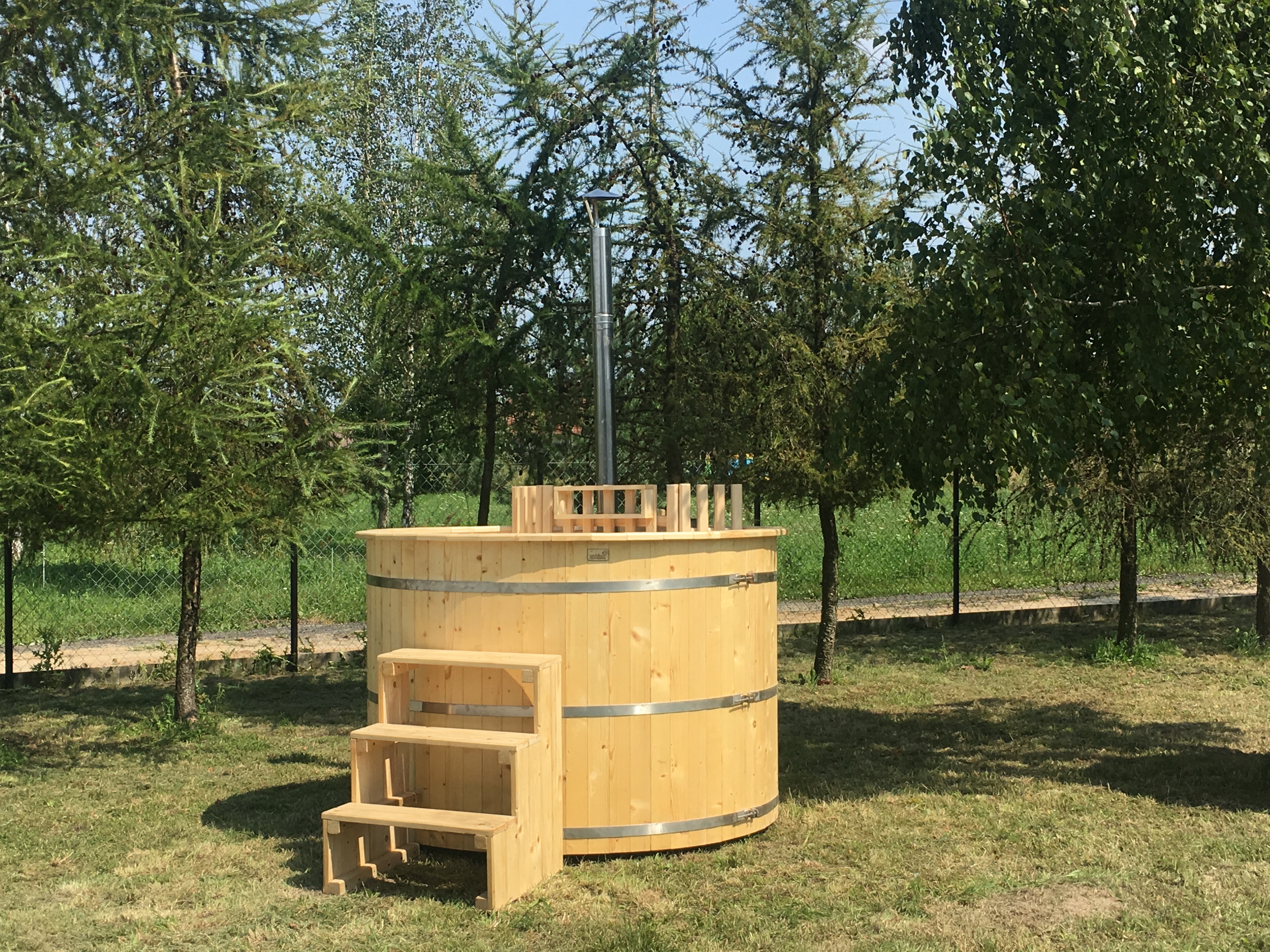 BK220 Dřevěná koupací káď horký sud hot tub včetně příslušenství 220cm