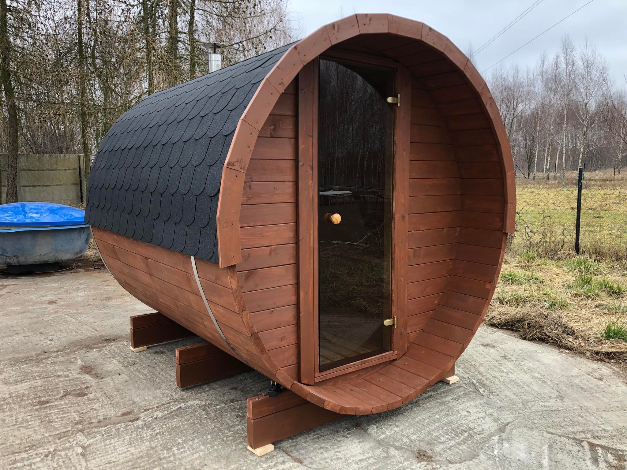 SD-250 Dřevěná sudová sauna 2,5m x 2,2m s příslušenstvím smrk