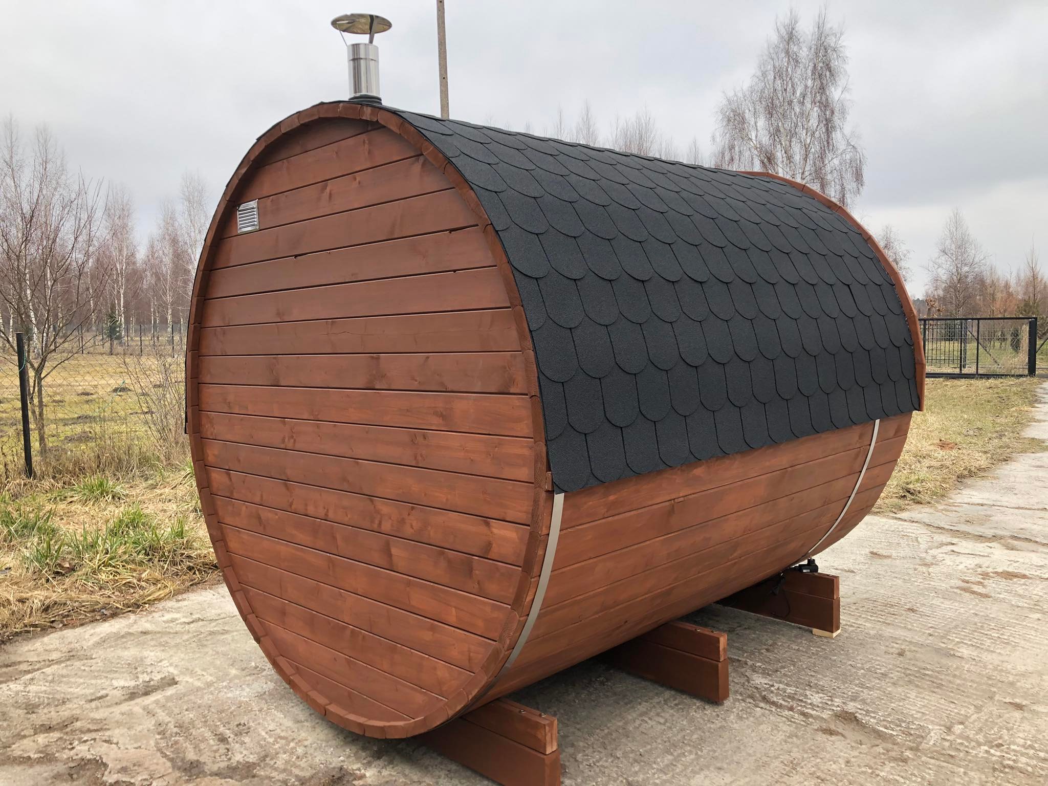 SD-250 Dřevěná sudová sauna 2,5m x 2,2m s příslušenstvím smrk