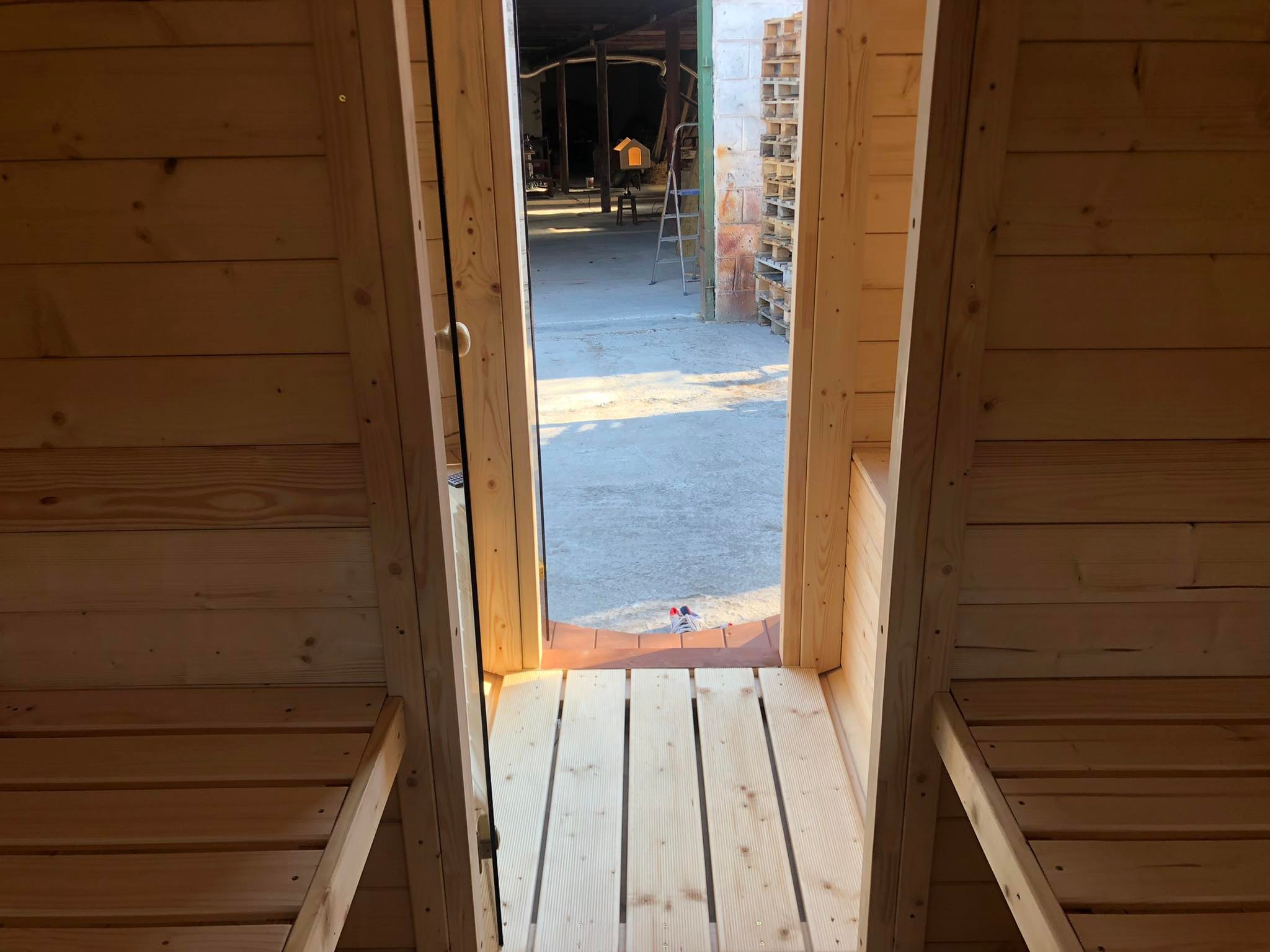 SD-380 Dřevěná sudová sauna 3,8m x 2,2m s příslušenstvím smrk