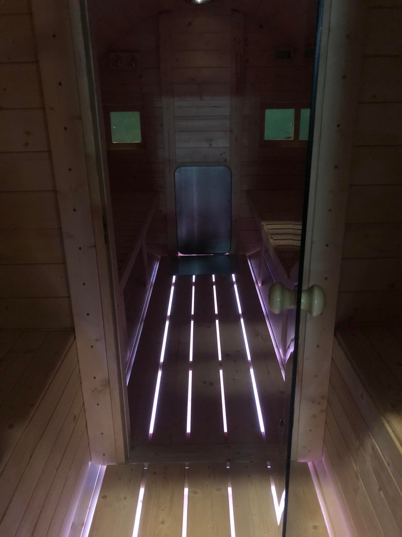 SD-250 Dřevěná sudová sauna 2,5m x 2,2m s příslušenstvím smrk