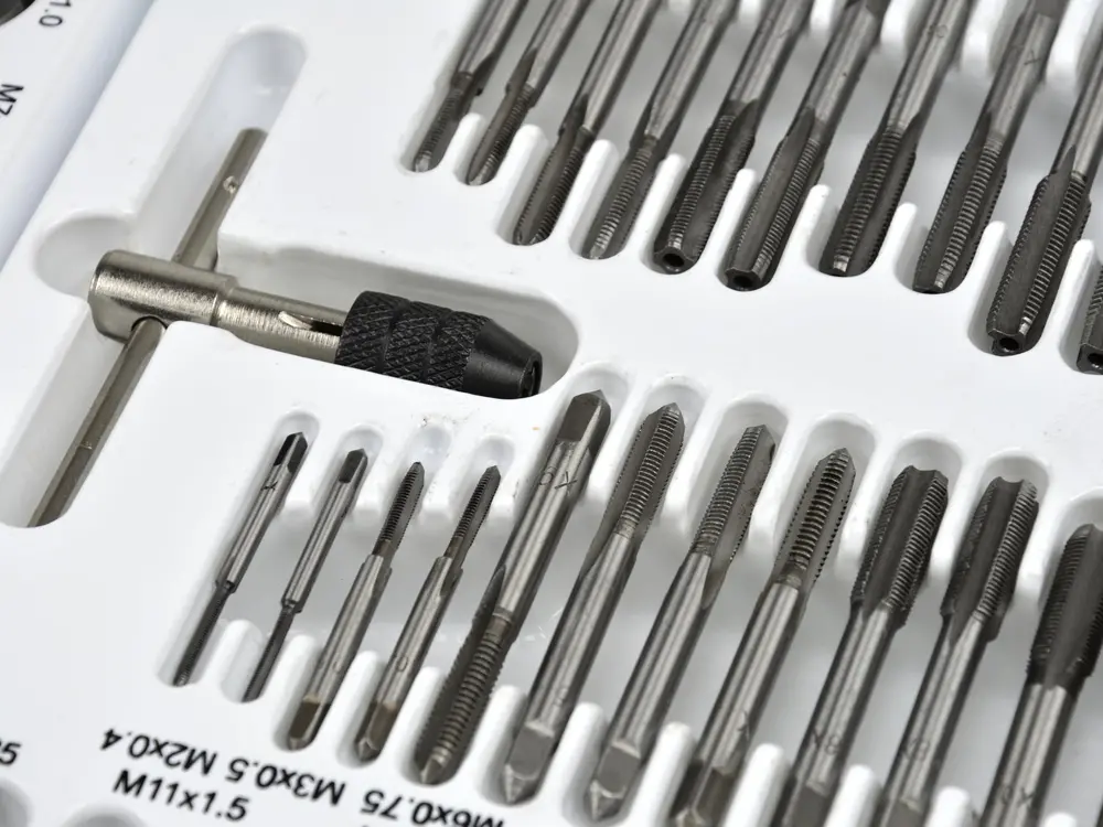 KELTIN K00065 Sada závitníků a závitových oček 110ks 